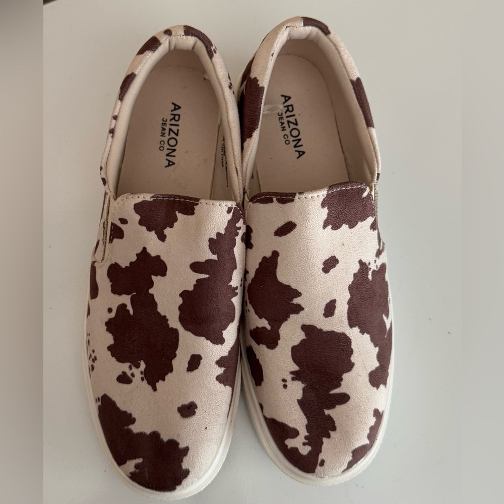 ARIZONA JEAN CO WOMEN'S SIZE 8 COW PRINT SLIP ONS